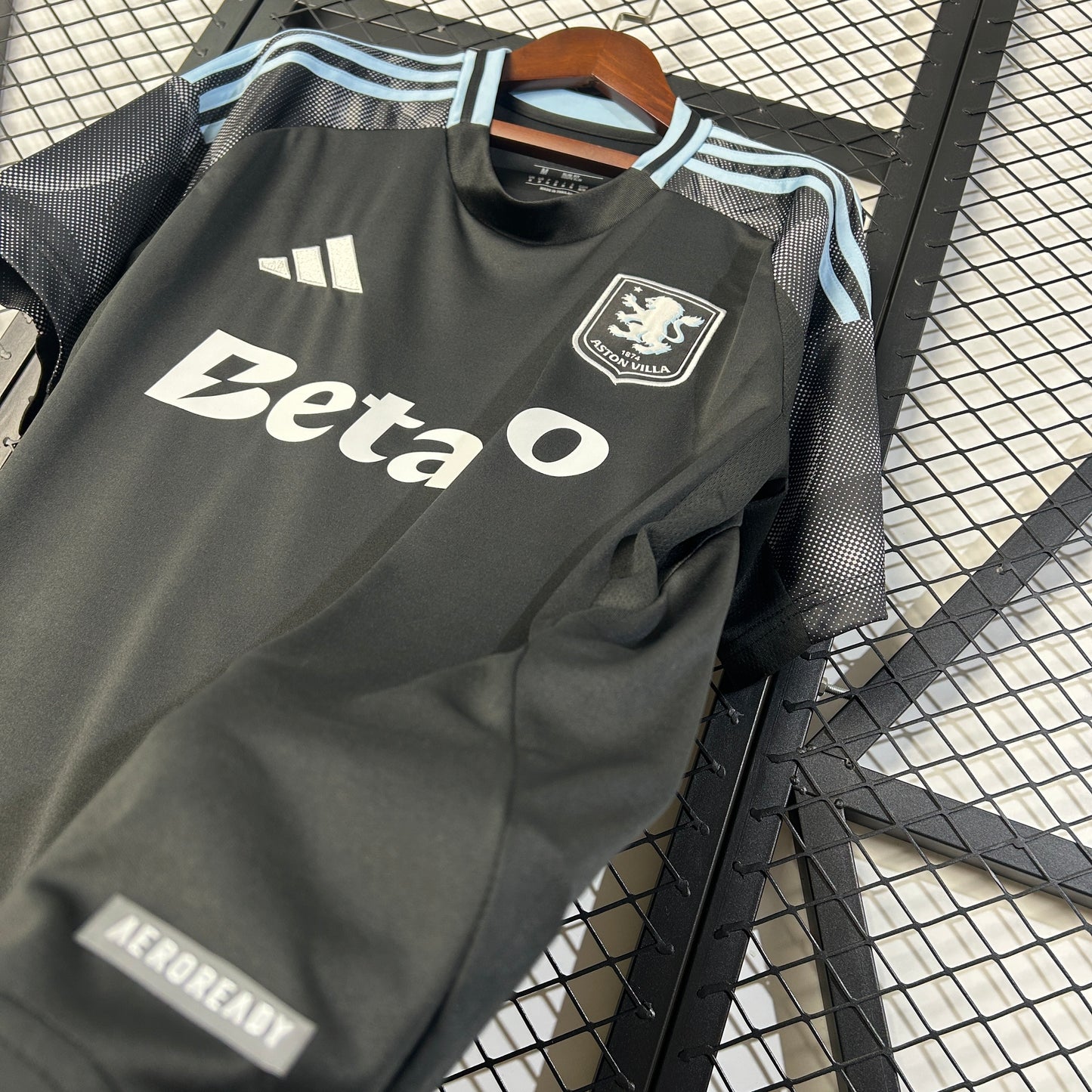 Aston Villa 25/26 Alternativa